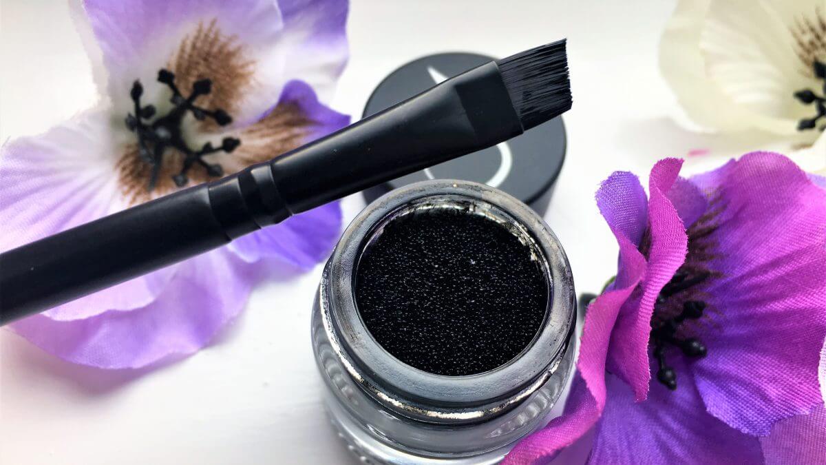 Vamp Stamp Eyeliner (Image by The Pretty Poetic ©)