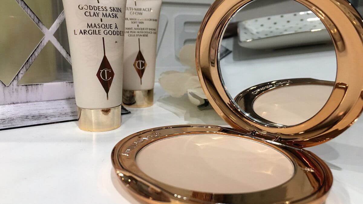 Blogmas Day 3: Charlotte Tilbury Airbrush Flawless Finish (Image by The Pretty Poetic ©)