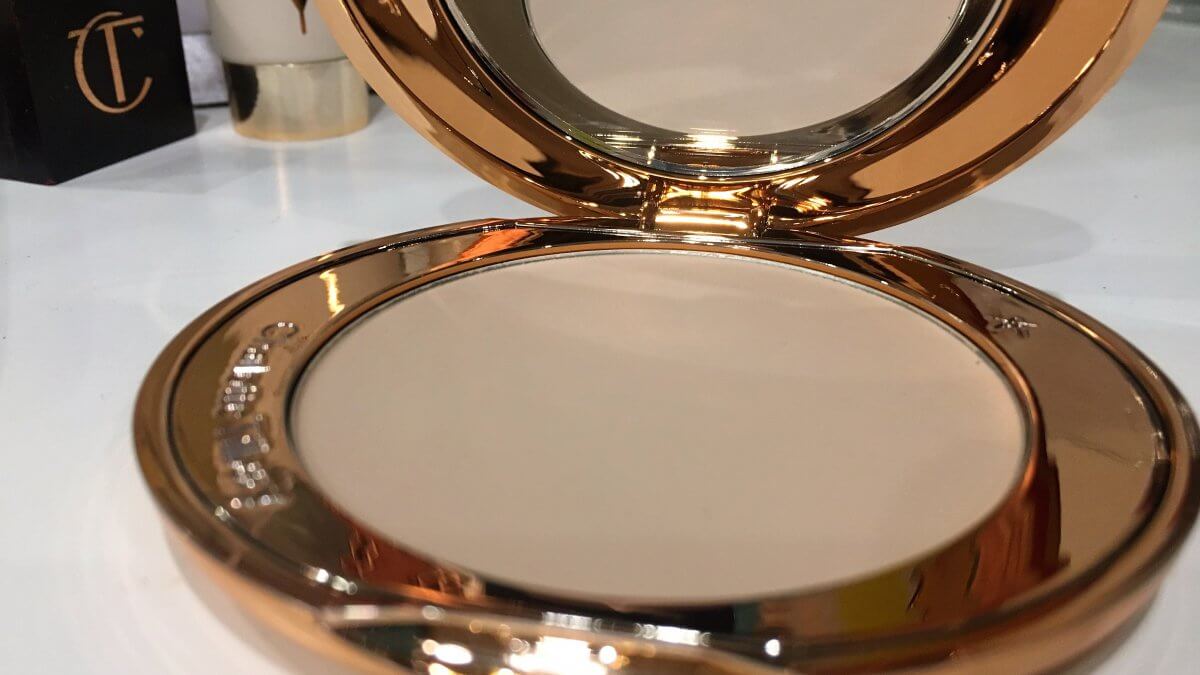 Blogmas Day 3: Charlotte Tilbury Airbrush Flawless Finish (Image by The Pretty Poetic ©)